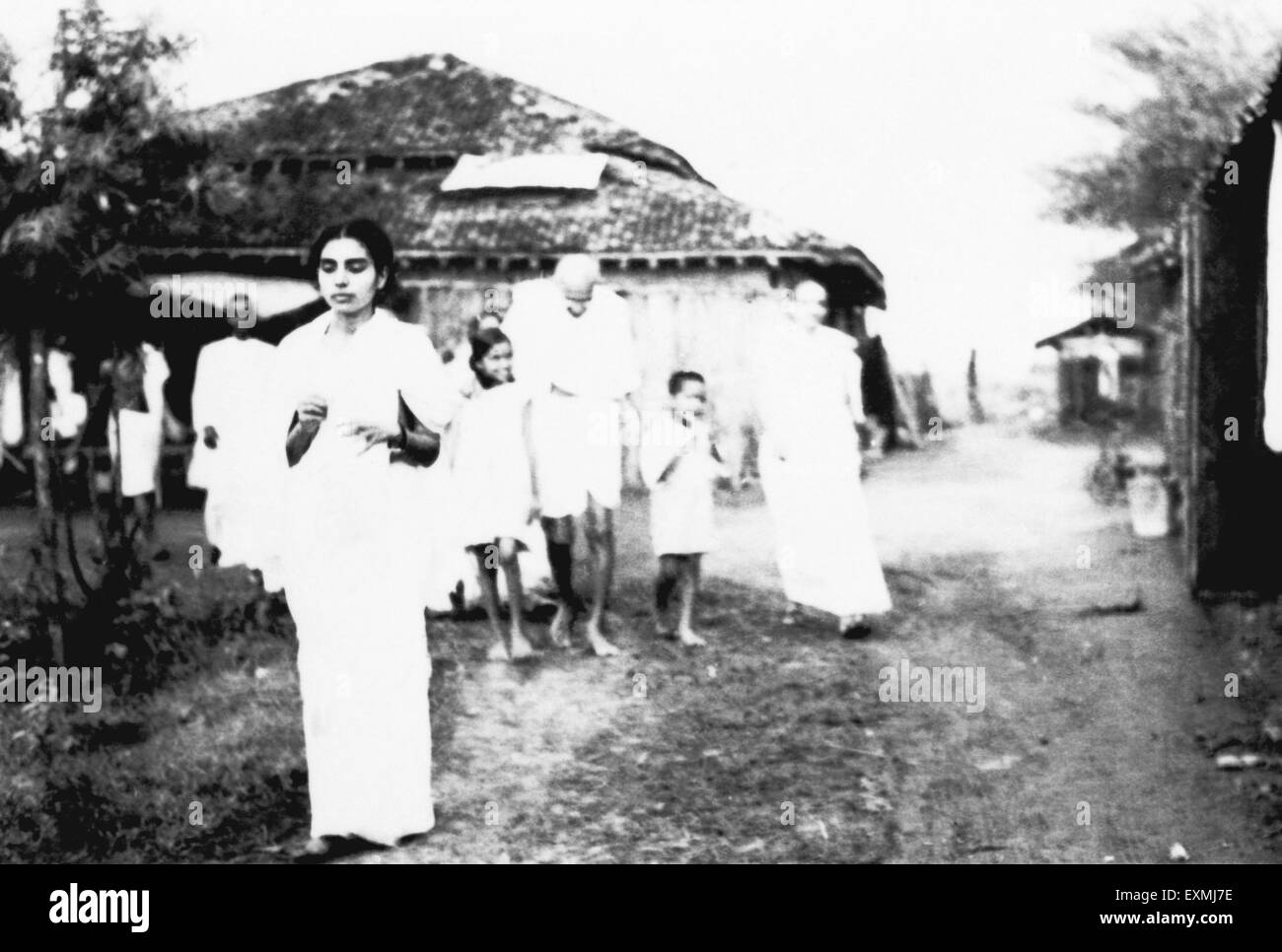 Kasturba Gandhi ; her grandson Kahandas ; Mahatma Gandhi (from r to l) and others walking at Sevagram Ashram Stock Photo