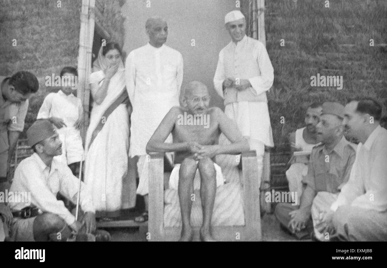 Mahatma Gandhi meeting people Indian National Army at Bhangi Colony ...