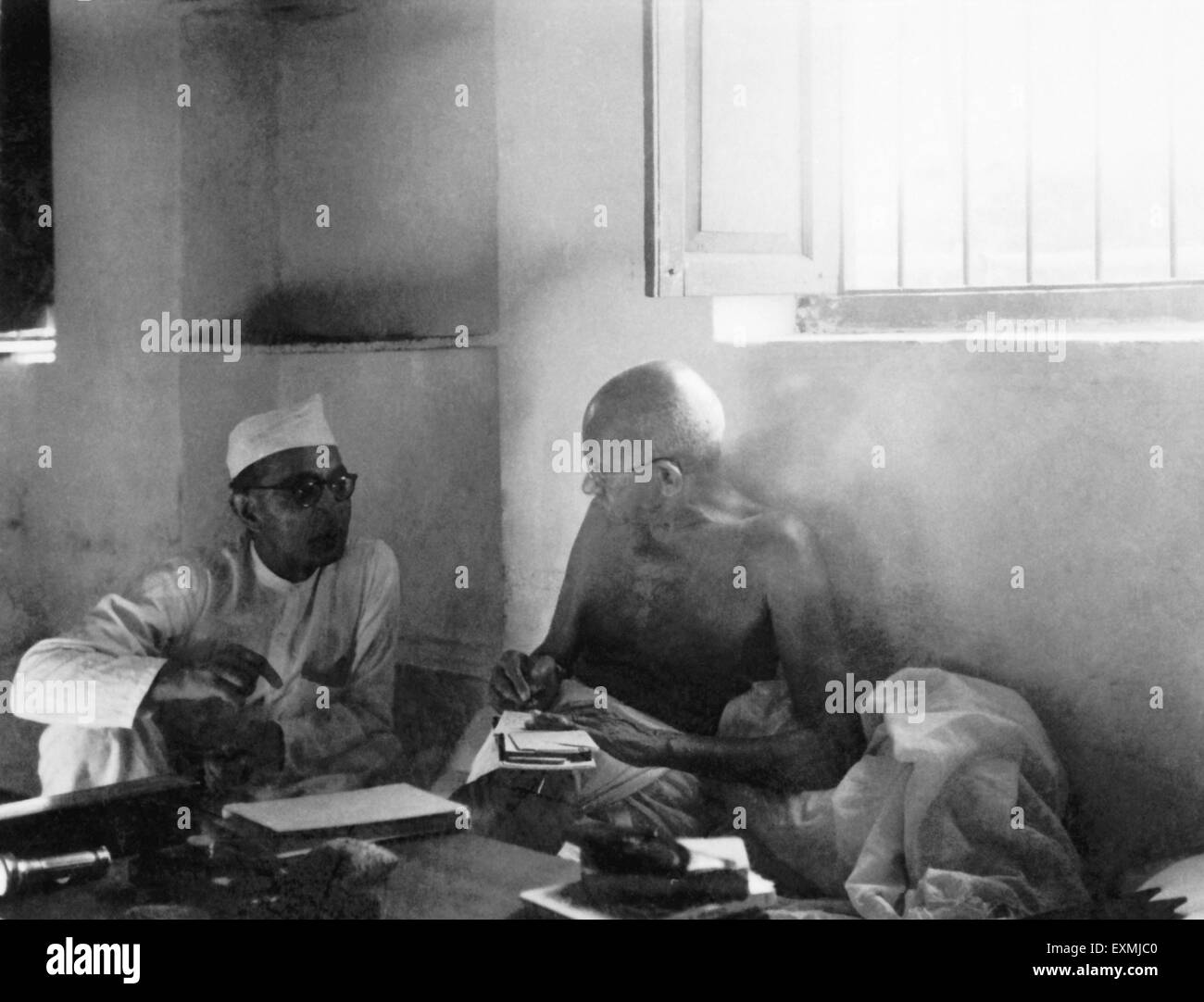 Mahatma Gandhi and Pyarelal Nayar at Bhangi Colony in Delhi ; 1946 ...