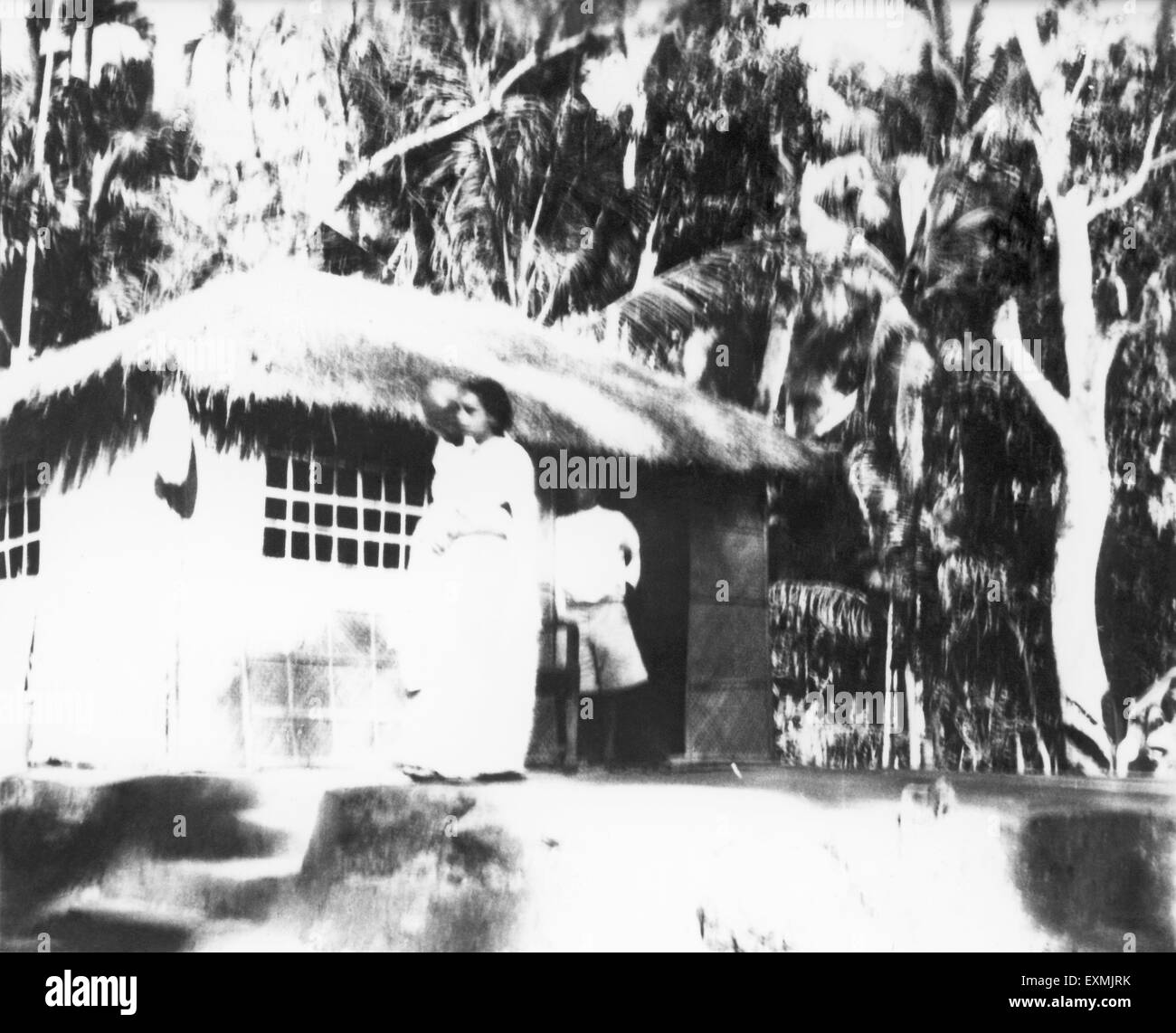 Mahatma Gandhi and Sushila Nayar walking in front of Mahatma Gandhi's mobile hut in Noakhali East Bengal Stock Photo