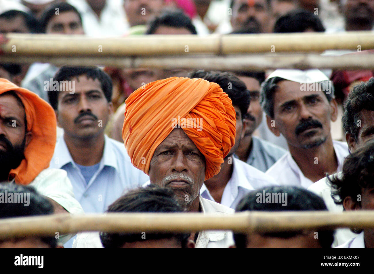 A villager wearing a saffron colored turban attends a election public rally addressed by BJP leader Pramod Mahajan Ahmednagar Maharashtra India Stock Photo