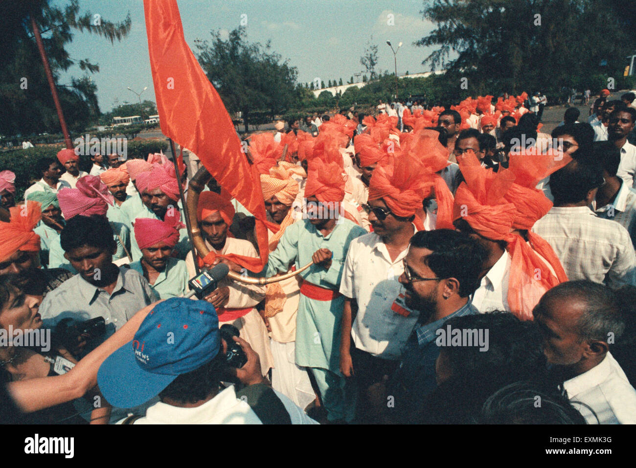 Shiv Sena political party politicians supporters saffron flag saffron turbans, Bombay, Mumbai, Maharashtra, India, Asia Stock Photo