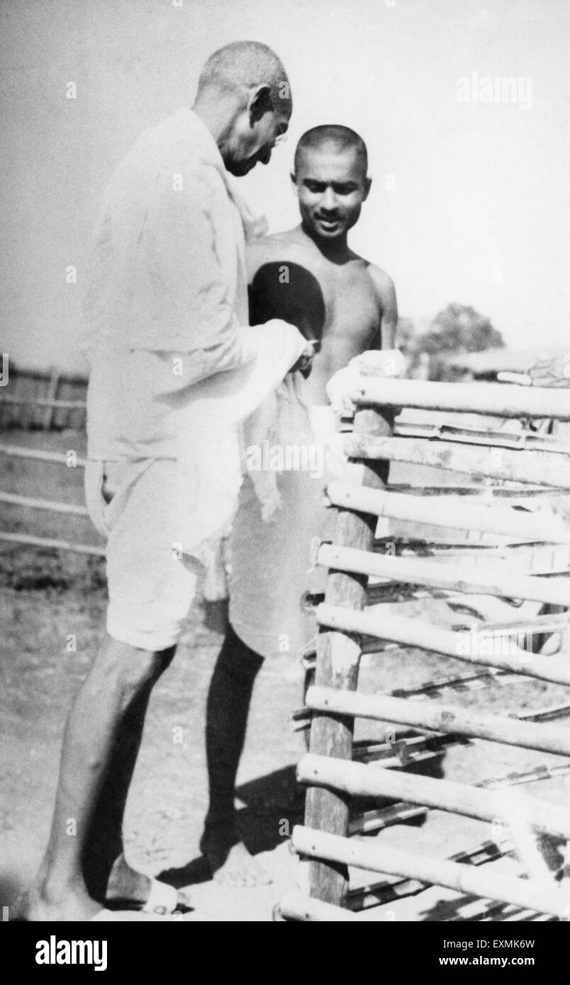 Mahatma Gandhi and Kanu Gandhi ; August 9 ; 1946 NO MR Stock Photo