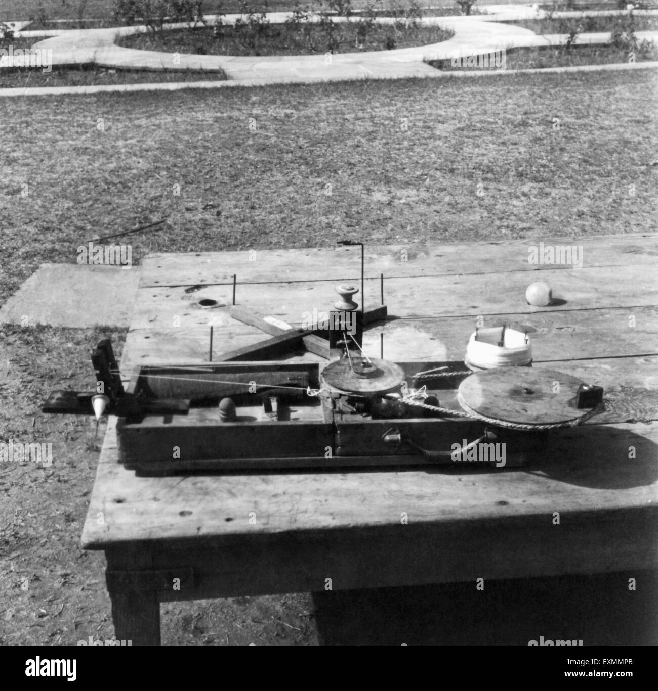 Mahatma gandhi spinning wheel charkha Black and White Stock Photos