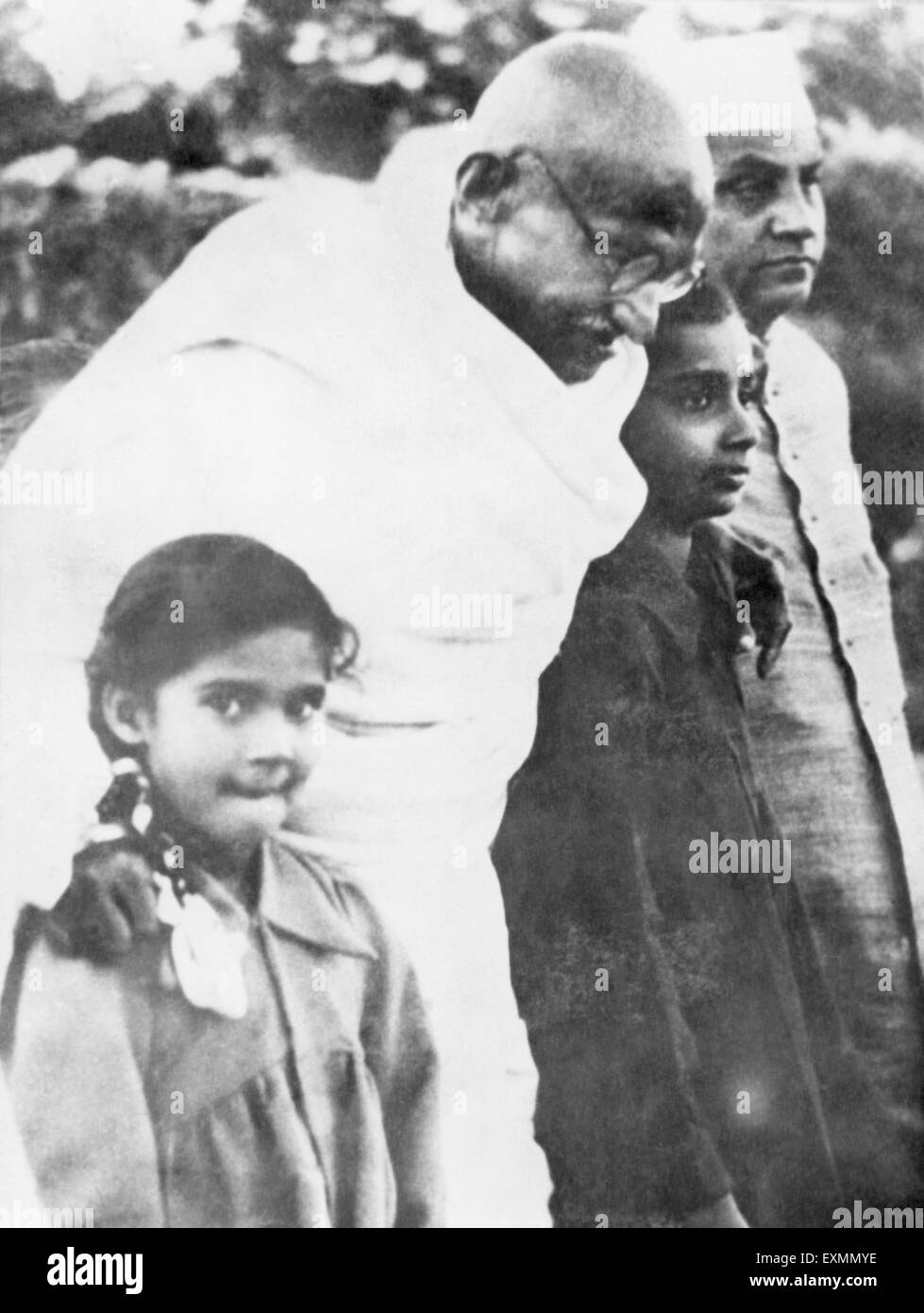 Mahatma Gandhi walking with two girls support india 1942 Stock Photo ...