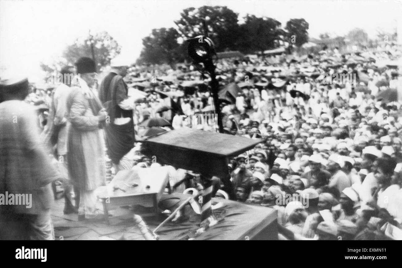 Abdul Kalam Maulana Azad and Jawaharlal Nehru speaking public meeting india 1945 Stock Photo