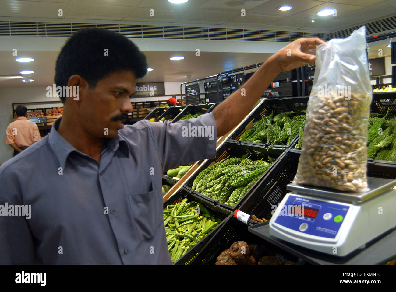 Weighing vegetables, Reliance Fresh, Departmental Store, Reliance