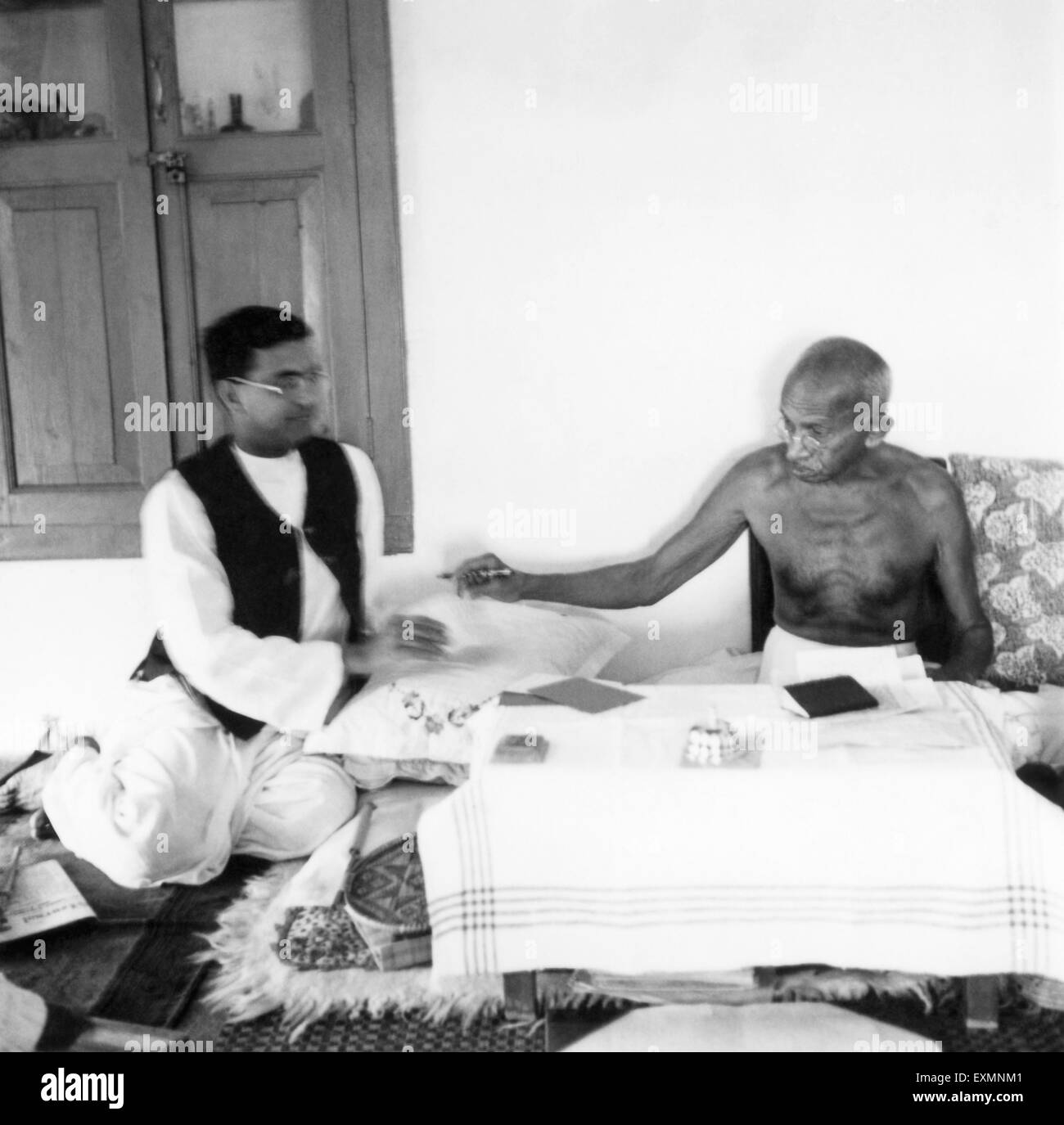 Mahatma Gandhi and Shriman Narayan, Shrimannarayan at his residence Jeevan Kutir in Wardha, Nagpur, Maharashtra, 1945, India, Asia Stock Photo