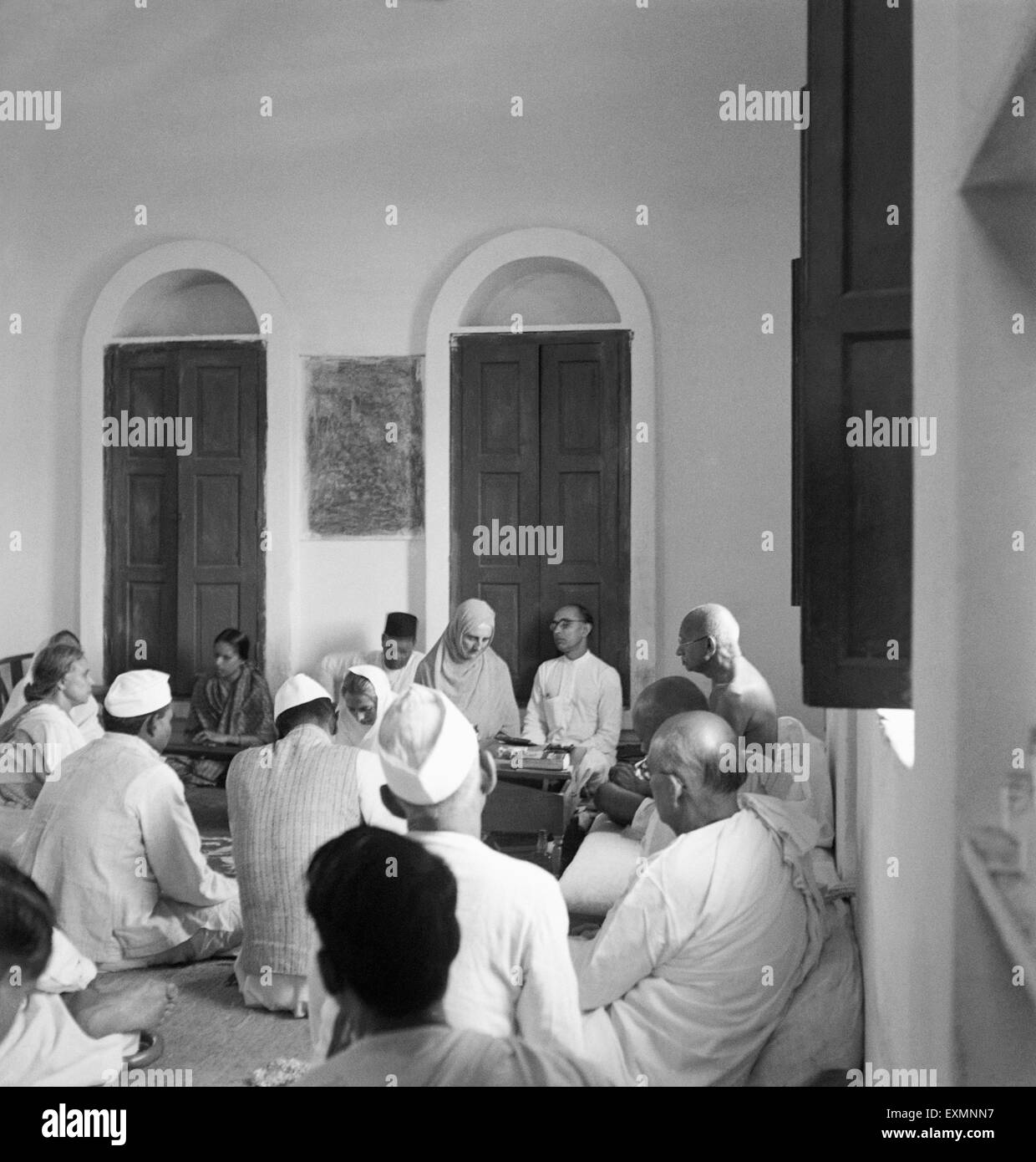 Mahatma Gandhi in a meeting at Delhi ; 1946 ; Sharad Bose ; Pyarelal Nayar ; Mirabehn ; India NO MR Stock Photo