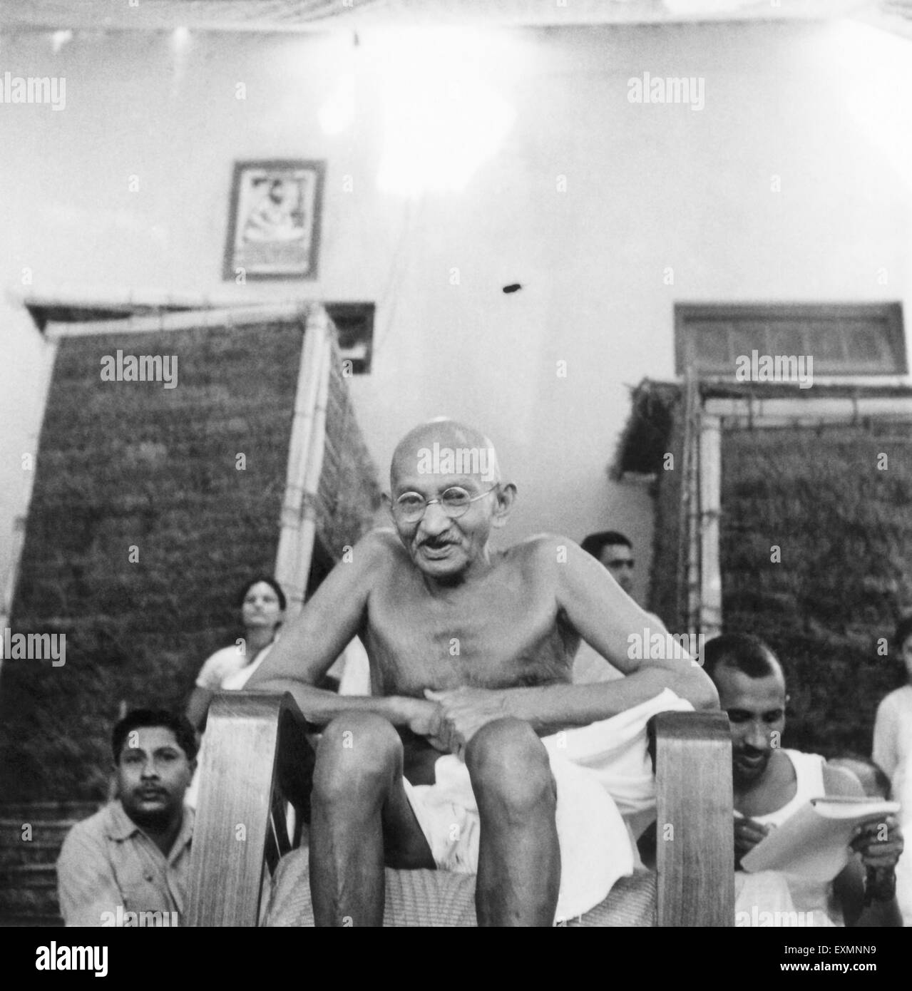 Mahatma Gandhi at Bhangi colony sweeper colony ; New Delhi ; 1946 ...