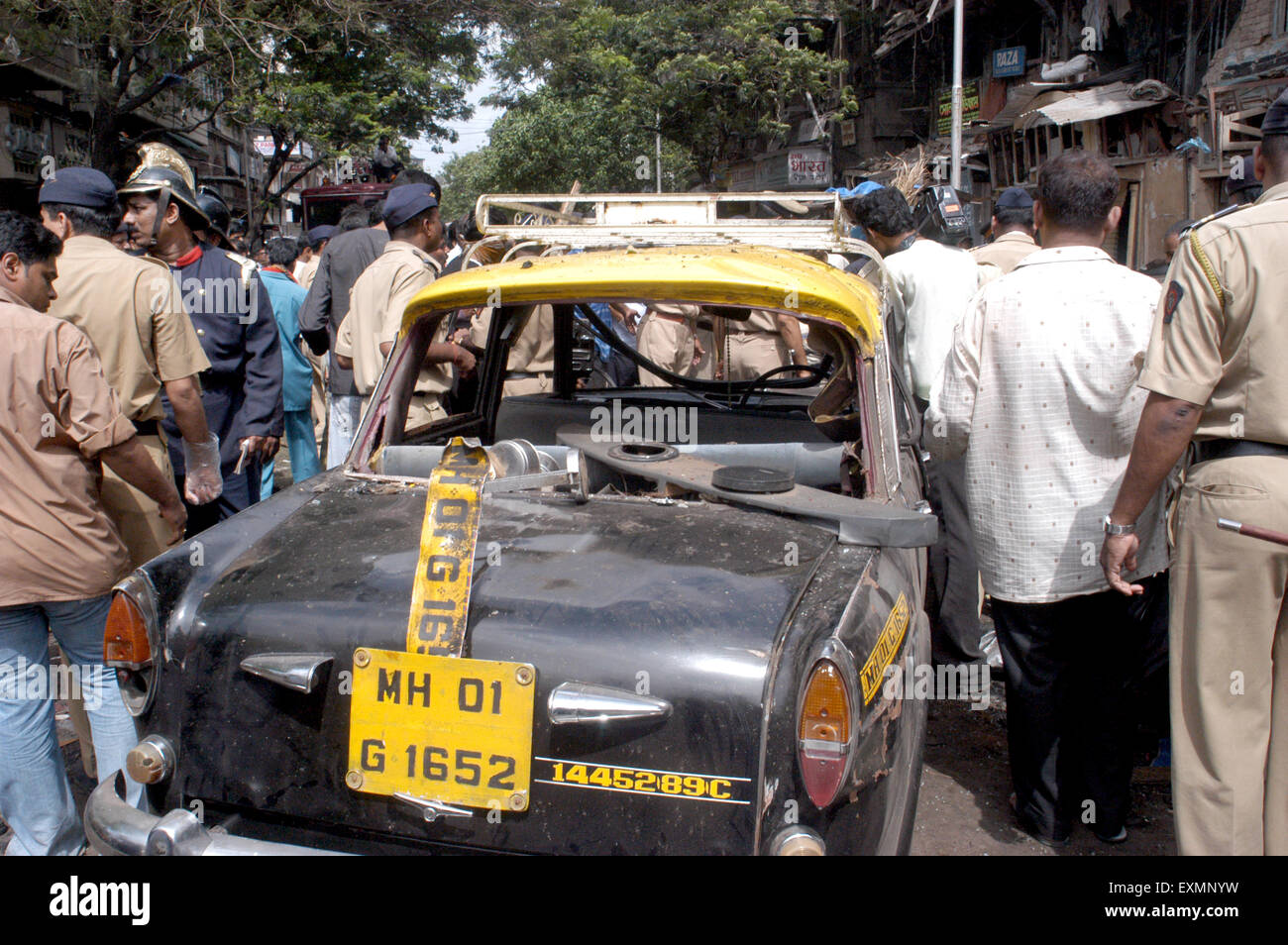 black yellow kali peeli taxi windscreen broken by terror bomb blast explosion at Zaveri Bazaar in busy Kalbadevi Bombay Mumbai Maharashtra india Stock Photo
