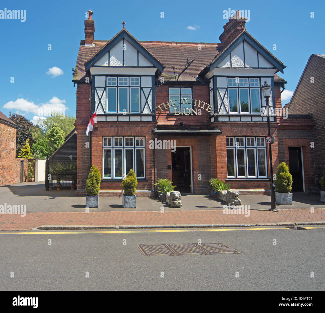 Great Missenden The White Lion Pub Buckinghamshire Stock Photo Alamy