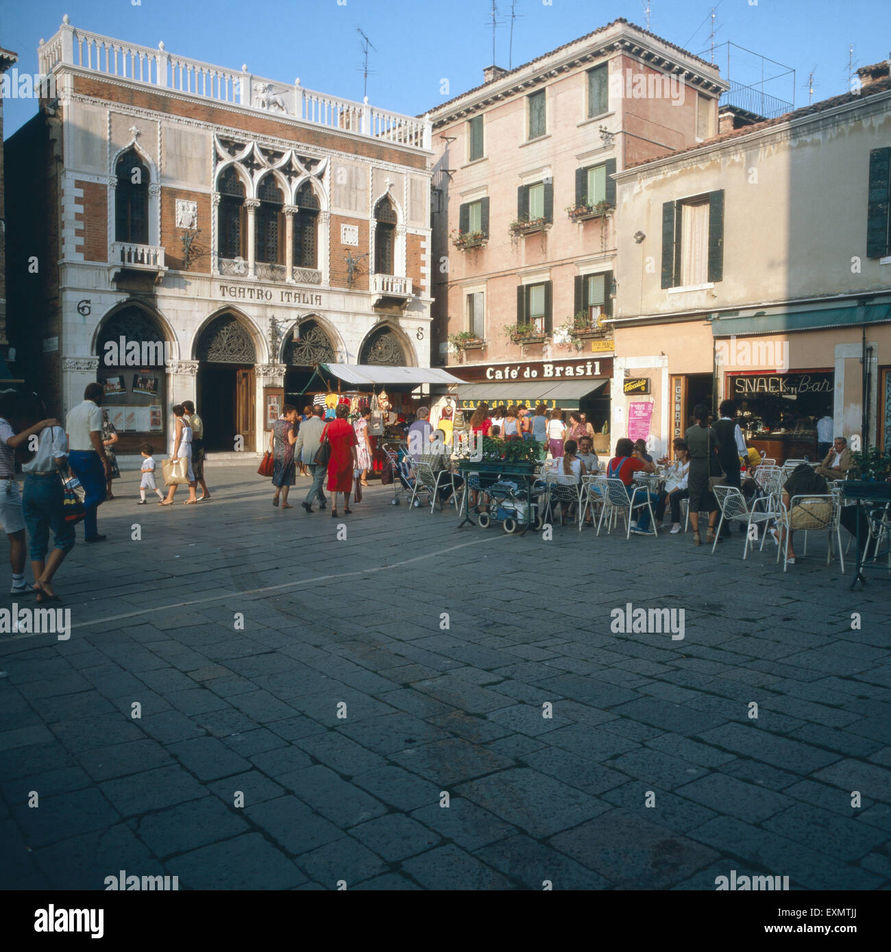 Buntes Treiben in den Cafés und Restaurants von Venedig, Italien 1980er  Jahre. Colourful activity in the cafés and restaurants of lagoon city  Venice, Italy 1980s Stock Photo - Alamy, image size:1300x1389