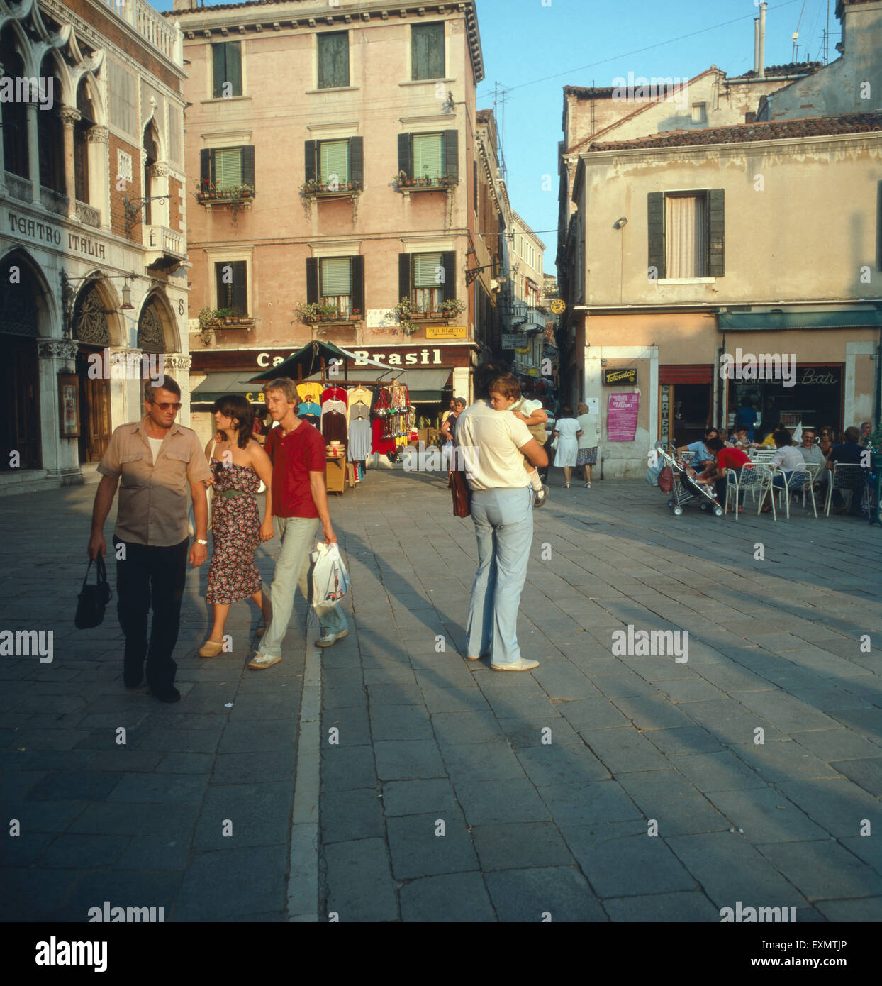 Buntes Treiben in den Straßen und Gassen von Venedig, Italien 1980er Jahre.  Colourful activity in the streets and alleys of lagoon city Venice, Italy  1980s Stock Photo - Alamy, image size:1244x1390