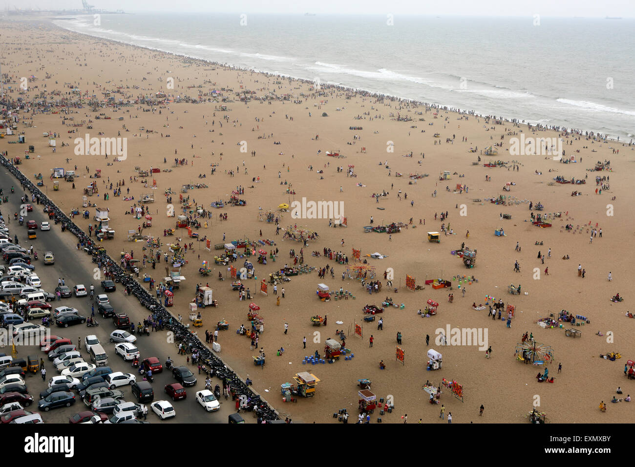 Weekend crowds and full car park on Marina Beach in Chennai Stock Photo