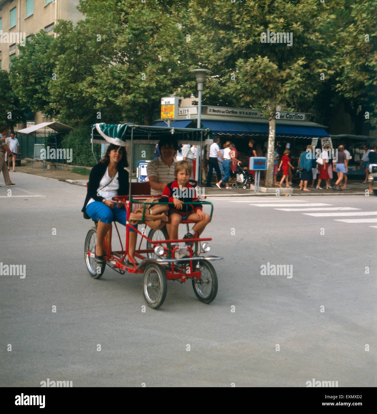 Tandemtouren durch Cesenatico an der adriatischen Riviera, Italien 1980er  Jahre. Tandem trips through Cesenatico at the Adriatic Riviera, Italy 1980s  Stock Photo - Alamy