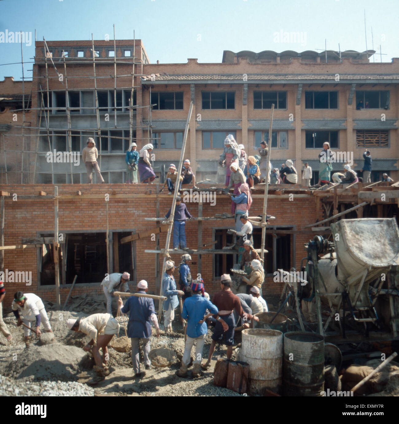 Eine Baustelle in Kathmandu, Nepal 1970er Jahre. A building site in Katmandu, Nepal 1970s. Stock Photo
