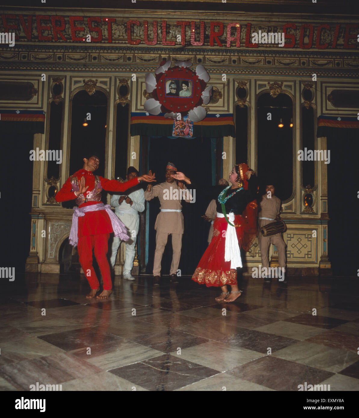 Aufführung einer Folkloregruppe in Kathmandu, Nepal 1970er Jahre. Performance of a folk group in Katmandu, Nepal 1970s. Stock Photo