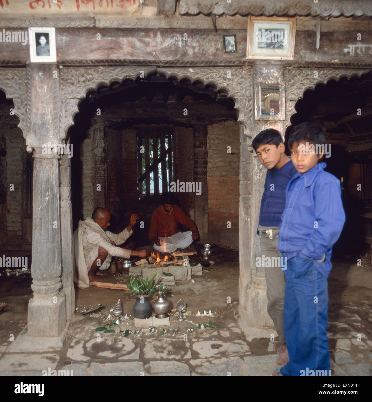 Rituelle Opfergaben im Vishnu-Tempel Changu Narayan bei Bhaktapur, Nepal 1970er Jahre. Ritual offerings in Vishnu temple Changu Narayan near Bhaktapur, Nepal 1970s. Stock Photo