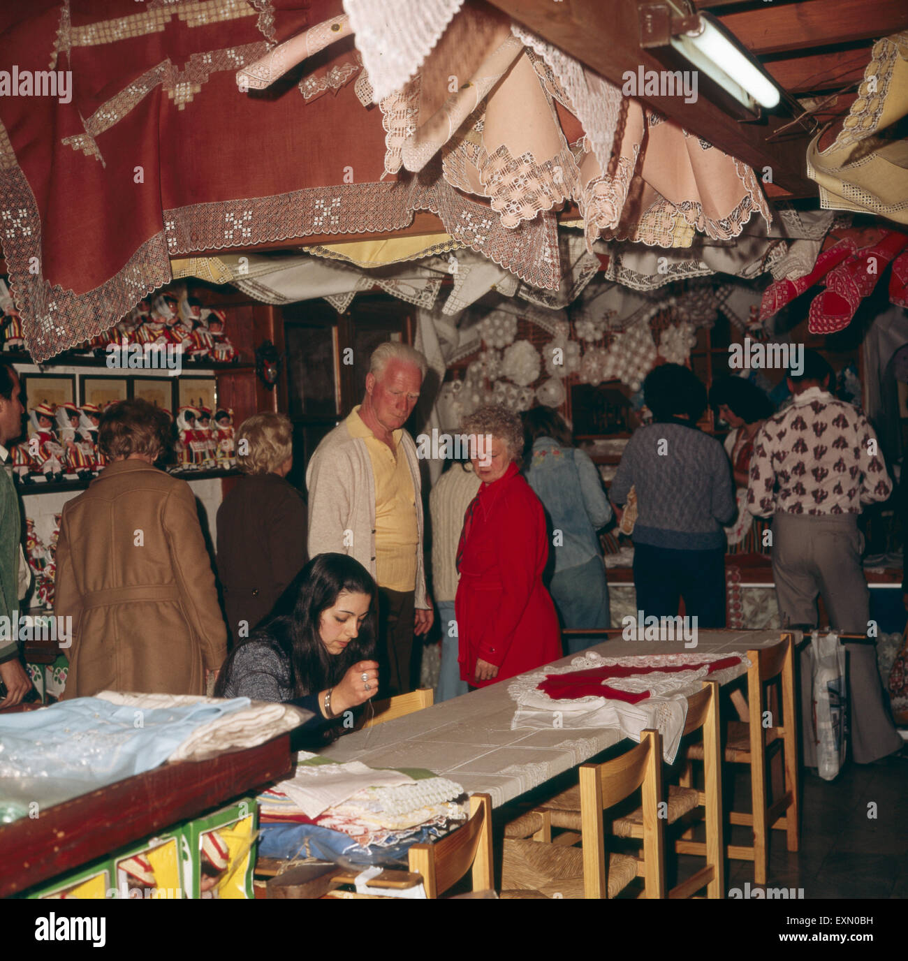 Besichtigung einer Werkstatt für Stickerei auf Teneriffa, Kanarische Inseln 1975. Visitation of a workshop for embroidery on the island of Tenerife, Canary Islands 1975. Stock Photo