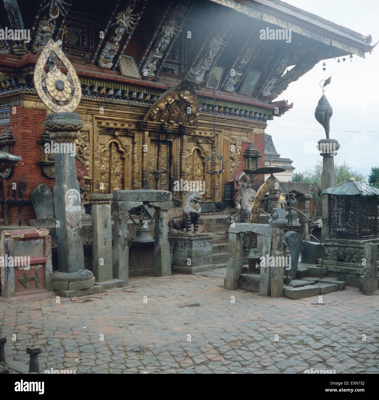 Eine Besichtigung des Vishnu-Tempels Changu Narayan bei Bhaktapur, Nepal 1970er Jahre. Visitation of Vishnu temple Changu Narayan near Bhaktapur, Nepal 1970s. Stock Photo