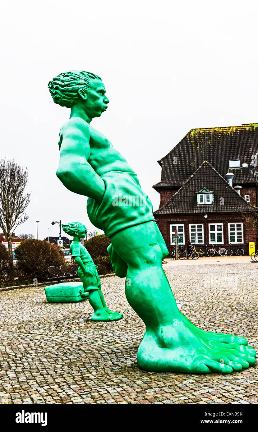 Figuren vor dem Bahnhof von Westerland, Sylt: 'Reisende Riesen im Wind'; Sculptures in front of the Westerland Station, Stock Photo