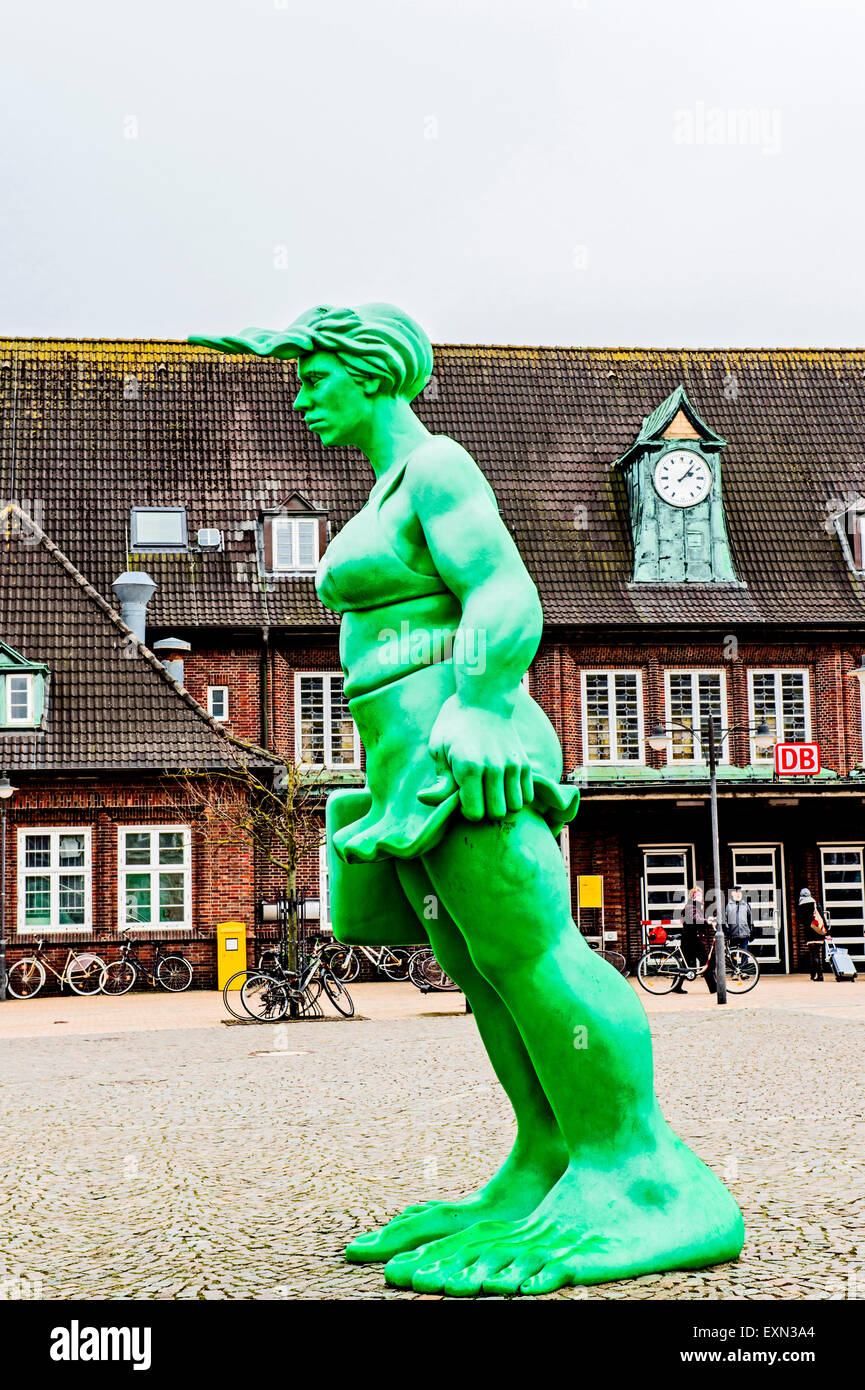 Figuren vor dem Bahnhof von Westerland, Sylt: 'Reisende Riesen im Wind'; Sculptures in front of the Westerland Station, Sylt: Stock Photo