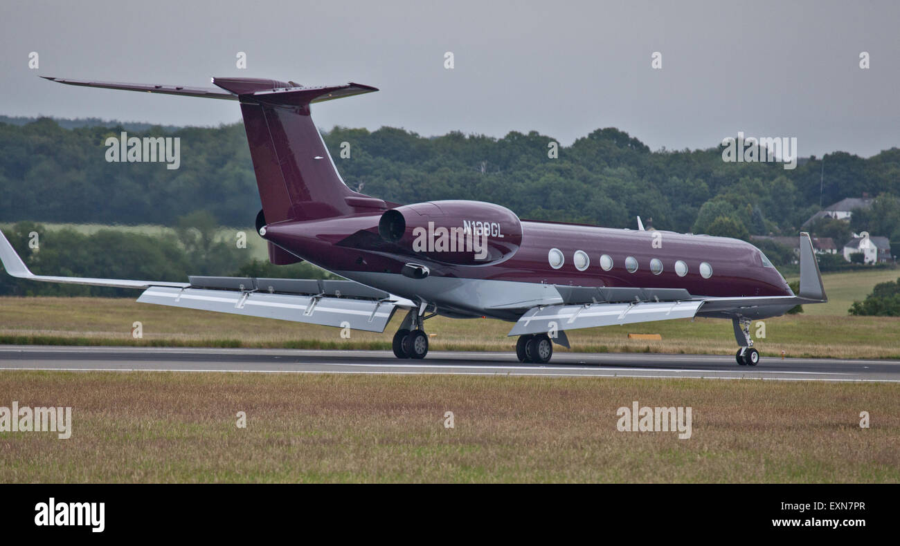 SWR Services Gulfstream Aerospace G550 N138GL arriving at London-Luton Airport LHR Stock Photo