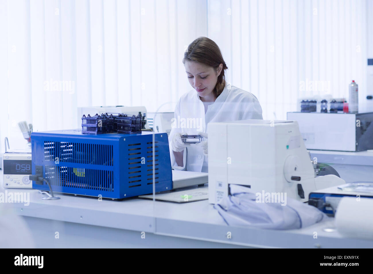 Medical laboratory assistant hi-res stock photography and images - Alamy