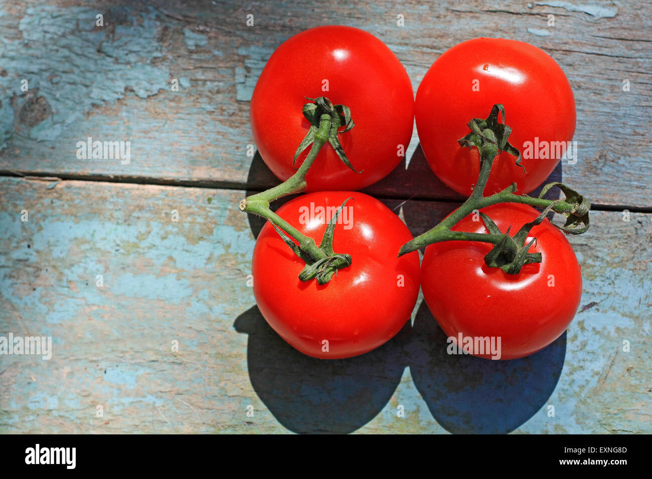 Ripe tomatoes on a rustic old table close up Stock Photo - Alamy