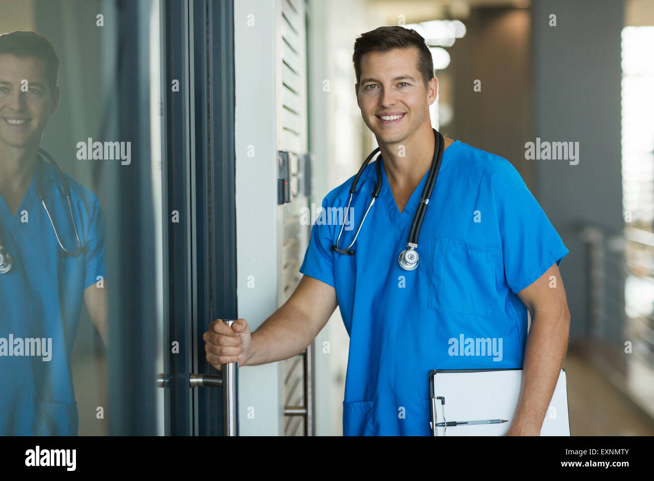 Дверь врача. Главный врач послал анекдот. Доктор у двери. Доктор входит в больницу. Страх пациента.