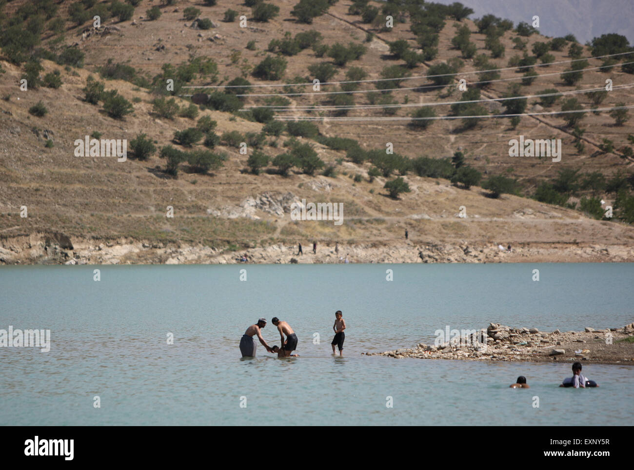 Kabul, Afghanistan. 16th July, 2015. Afghan people cool off themselves