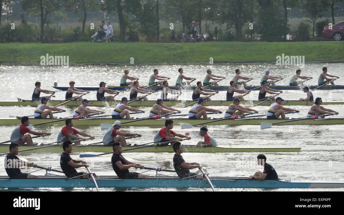 Shanghai, China. 15th July, 2015. Participants compete during Huangpu River World Famous University Boat Race in Shanghai, east China, July 15, 2015. A total of 12 teams, including Oxford, Cambridge and Yale, took part in the race. Shanghai Jiaotong University claimed the title. © Liu Xiaojing/Xinhua/Alamy Live News Stock Photo