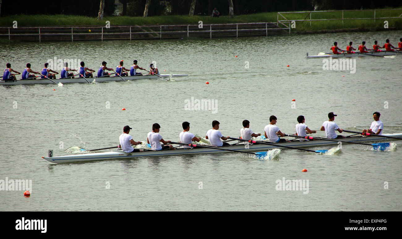 Shanghai, China. 15th July, 2015. Participants compete during Huangpu River World Famous University Boat Race in Shanghai, east China, July 15, 2015. A total of 12 teams, including Oxford, Cambridge and Yale, took part in the race. Shanghai Jiaotong University claimed the title. © Zhang Chengjun/Xinhua/Alamy Live News Stock Photo