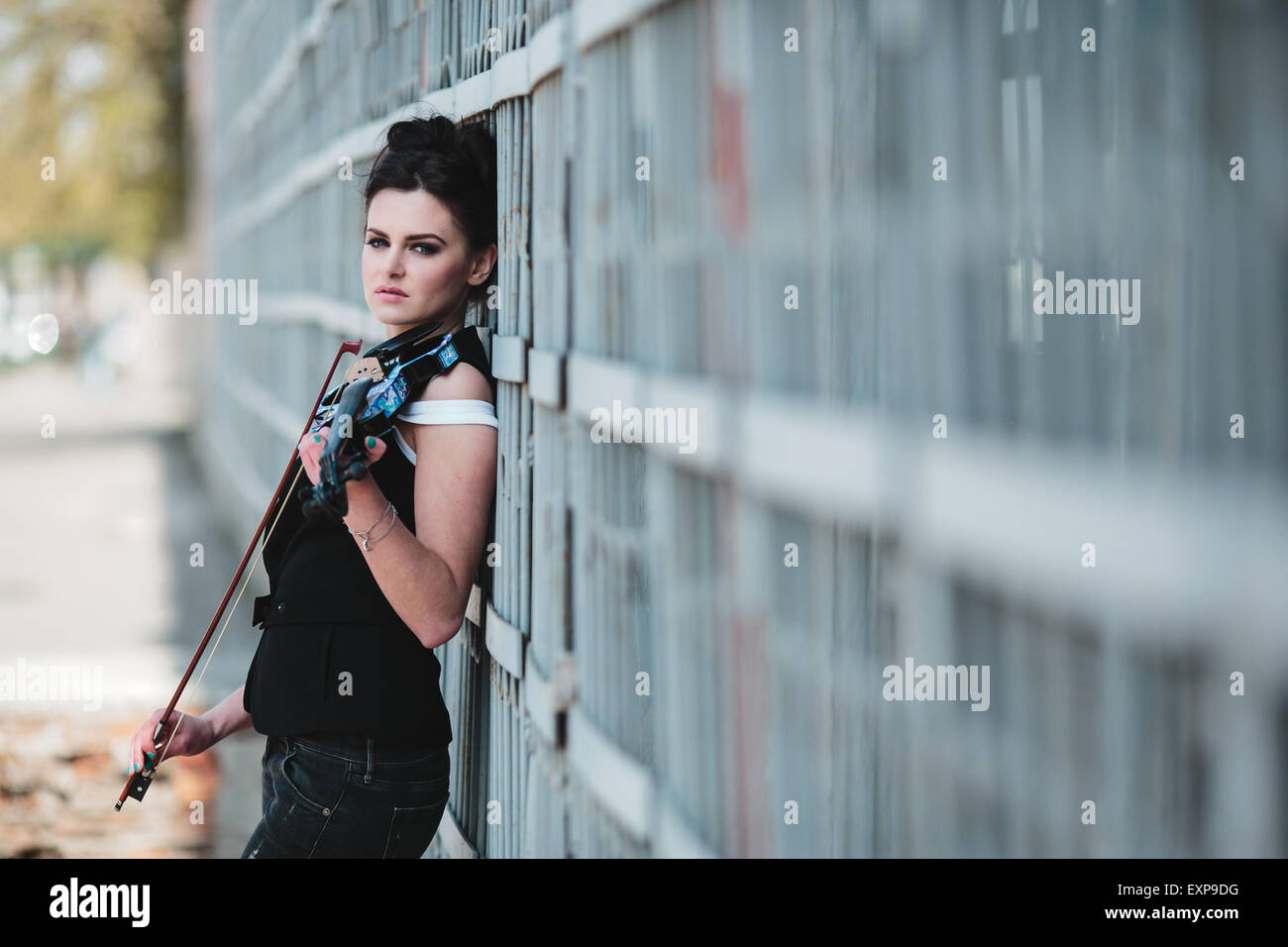 girl posing with violin Stock Photo - Alamy