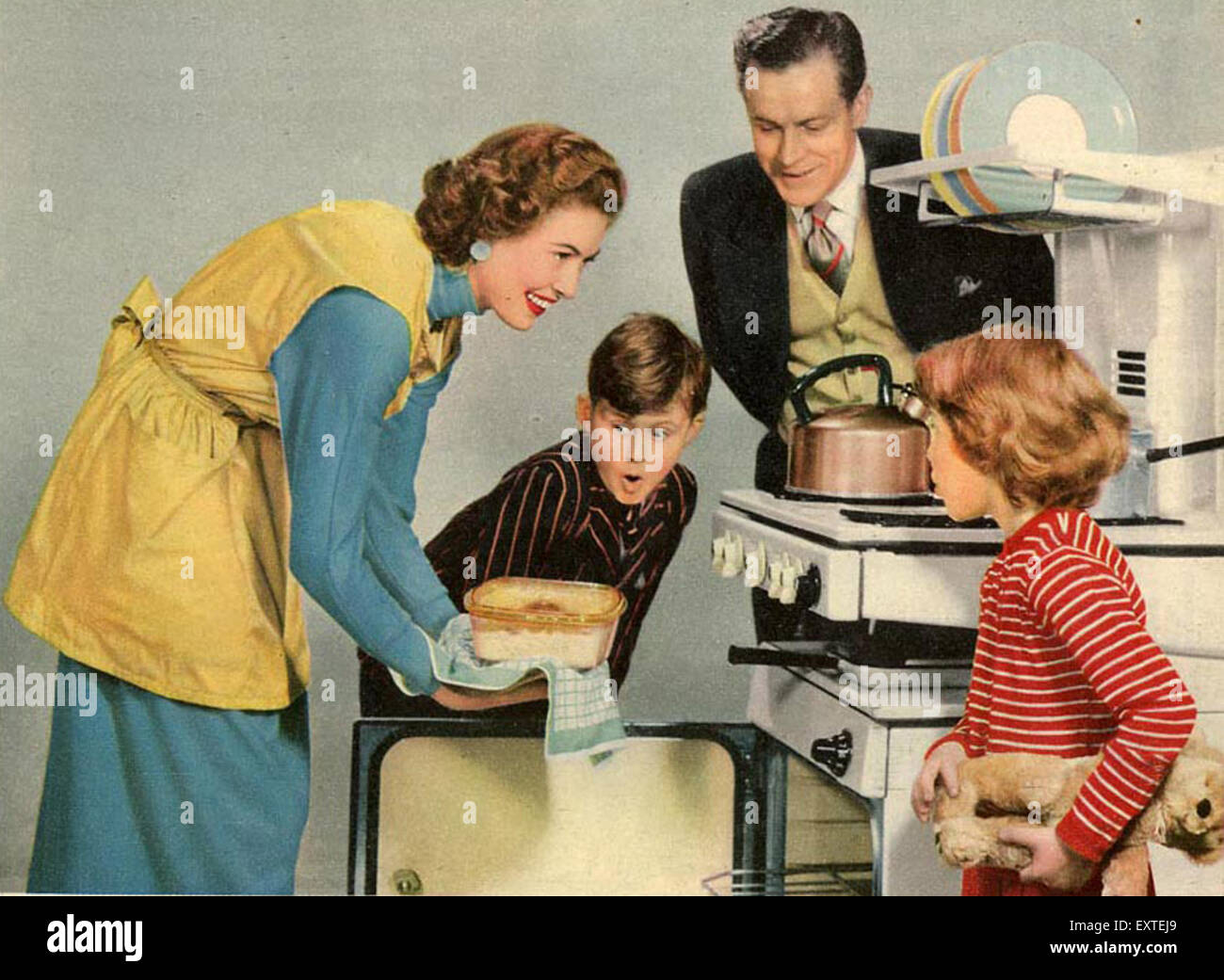 Housewife 1950s hi-res stock photography and images - Alamy