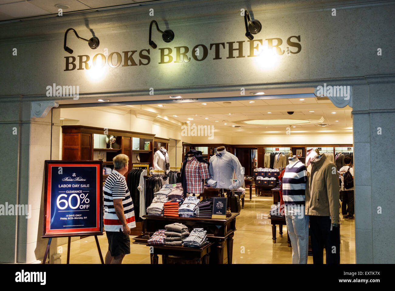 Dallas Texas,Dallas Ft. Fort Worth International Airport,DFW,American  Airlines,terminal,Brooks Brothers,business,shopping shopper shoppers shop  shops Stock Photo - Alamy