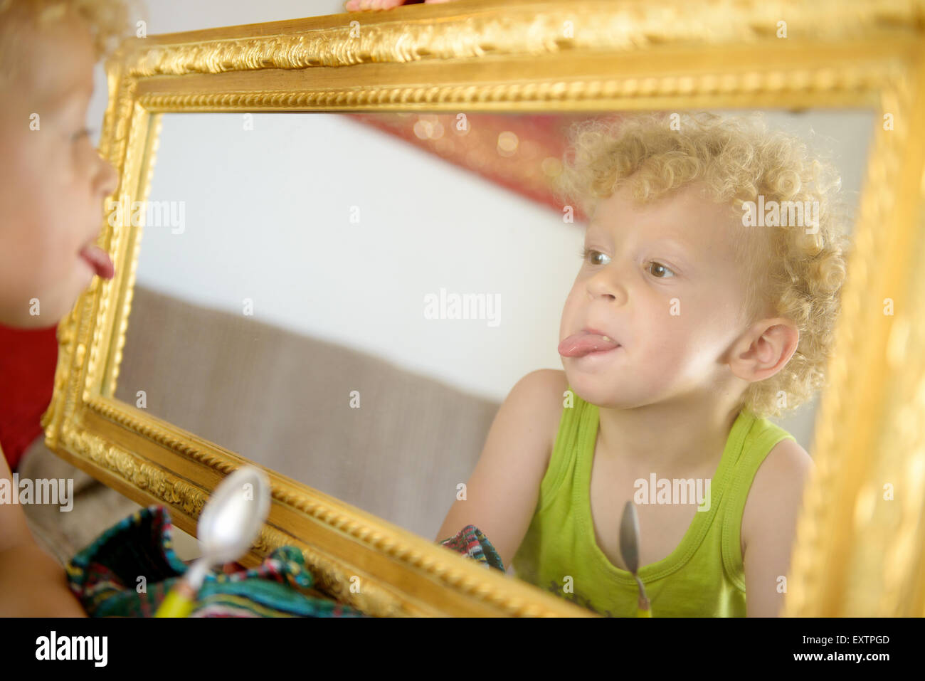 Зеркальный ребенок что это. Детская фотосессия с зеркалом. Девочка в зеркале. Взрослый и ребенок в зеркале. Зеркальный ребенок что это.