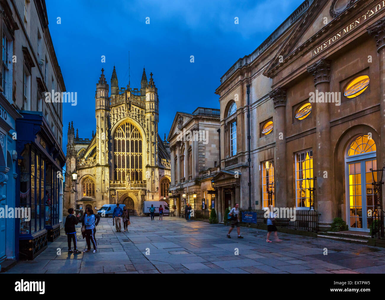 Bath Abbey at night with the Roman Baths and Pump Room to the right, Abbey Churchyard, Bath, Somerset, England, UK Stock Photo