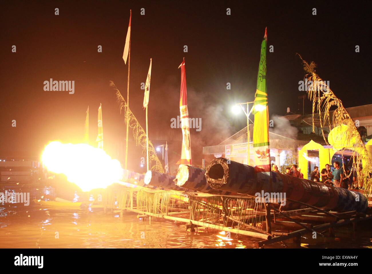 Pontianak, West Kalimantan, Indonesia. 16th July, 2015. PONTIANAK, INDONESIA - JULY 17: Indonesia muslim set fire to the carbide canon during Eid Fitr celebrate at Pontianak on July 17, 2015 in West Kalimantan Province, Indonesia. Carbide cannon is a tradition to welcome Eid on the banks of the river Kapuas, Pontianak, West Kalimantan. Cannon made of wood with an average length of 6 meters and a diameter of over 50 cm. Indonesia and muslima around the world celebrate Eid Fitr. © Sijori Images/ZUMA Wire/Alamy Live News Stock Photo