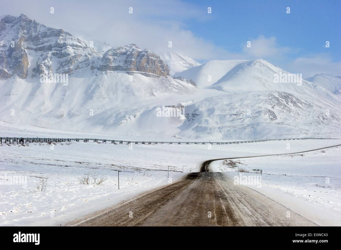 Oil pipeline from Prudhoe Bay to Valdez in the Arctic winter along the Dalton Highway, Haul Road, Alaska, USA Stock Photo