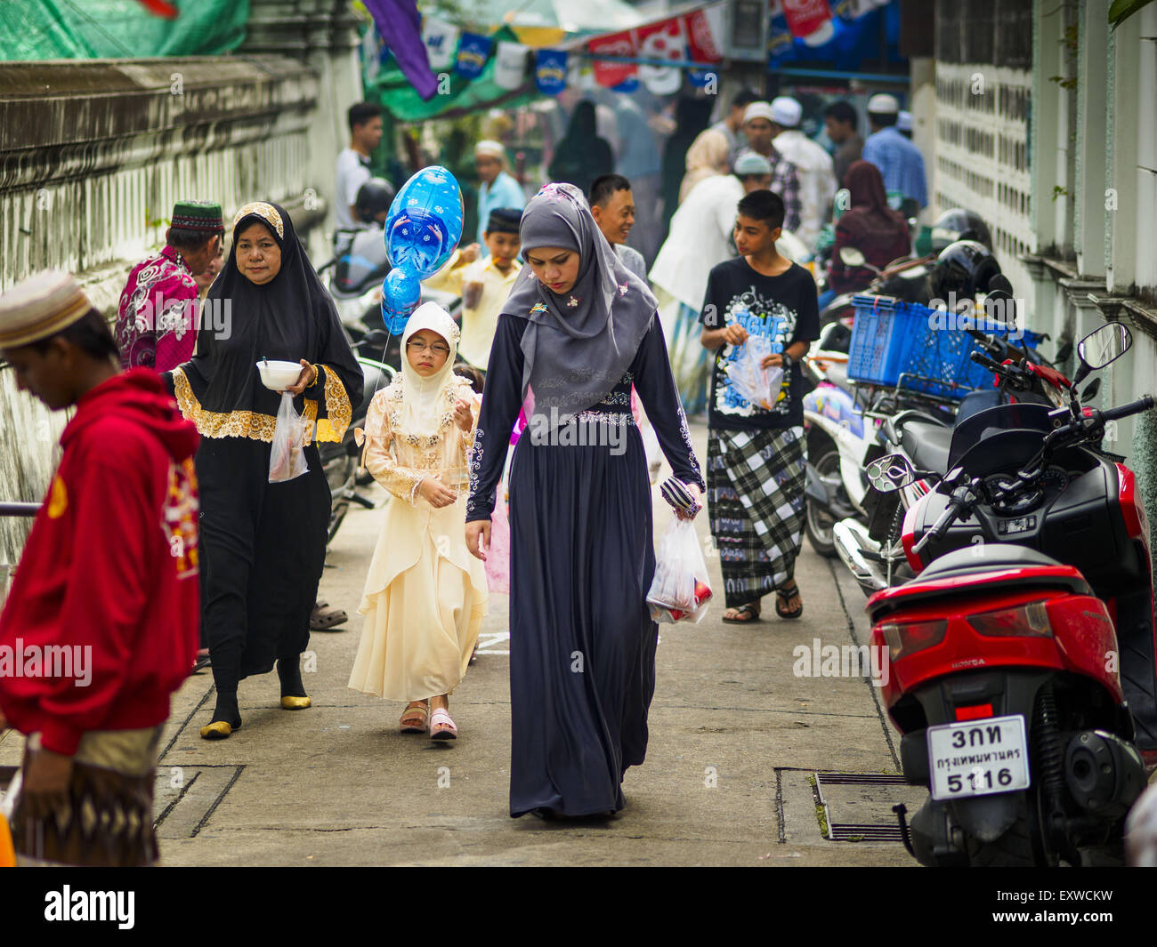 Bangkok, Thailand. 17th July, 2015. People walk in front of Ton Son Mosque in Bangkok after Eid services. Eid al-Fitr is also called Feast of Breaking the Fast, the Sugar Feast, Bayram (Bajram), the Sweet Festival or Hari Raya Puasa and the Lesser Eid. It is an important Muslim religious holiday that marks the end of Ramadan, the Islamic holy month of fasting. Muslims are not allowed to fast on Eid. Credit:  ZUMA Press, Inc./Alamy Live News Stock Photo