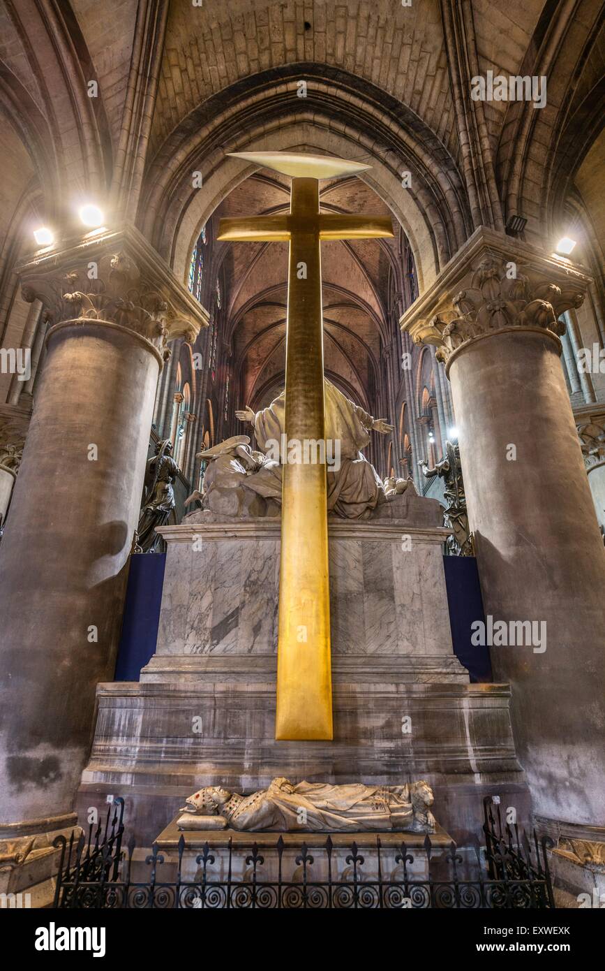 Gold cross notre dame hi-res stock photography and images - Alamy
