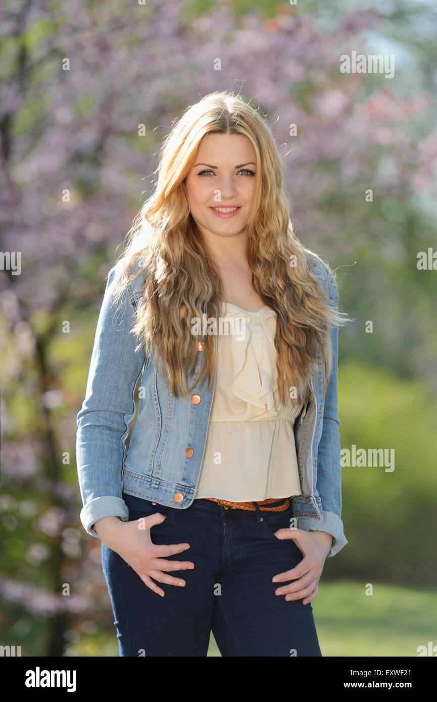 Headshot portrait young woman hi-res stock photography and images - Alamy