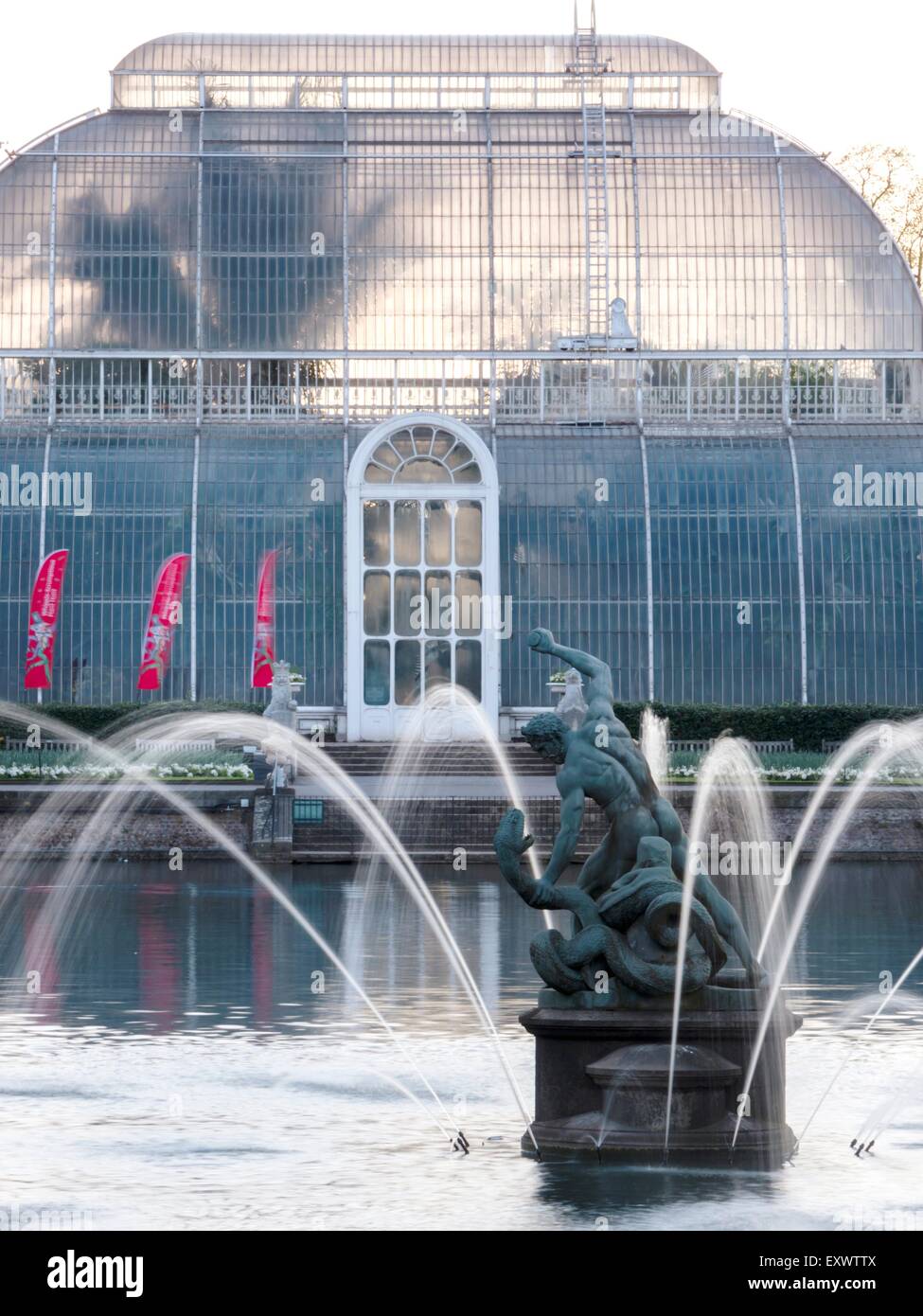 Outdoor statue kew gardens hires stock photography and images Alamy