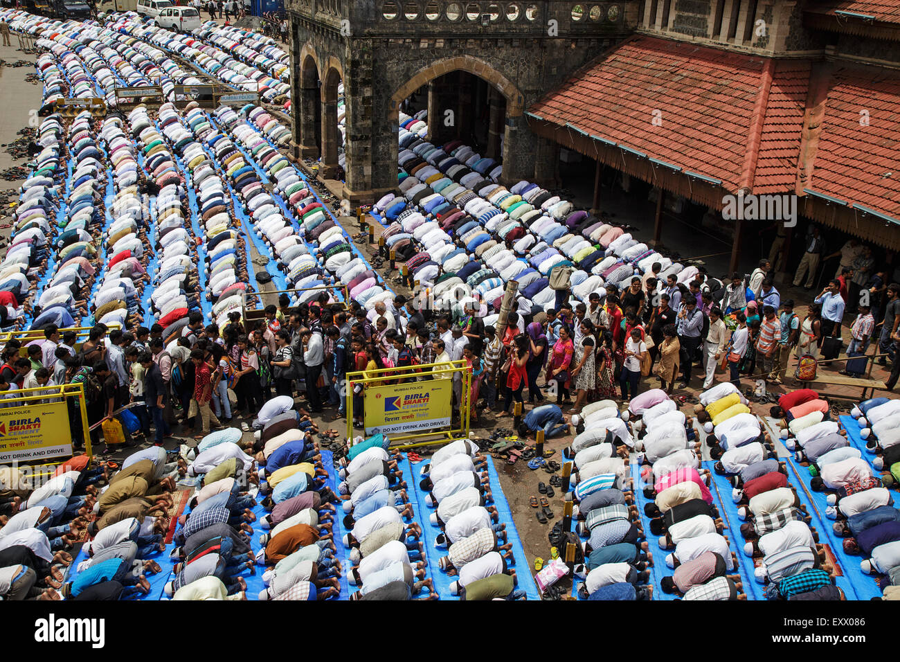 Mumbai, India. 17th July, 2015. Indian Muslims perform Eid Al-Fitr prayer (namaz) outside Bandra Railway Station, Mumbai, India. 17 July 2015 Credit:  Maciej Dakowicz/Alamy Live News Stock Photo
