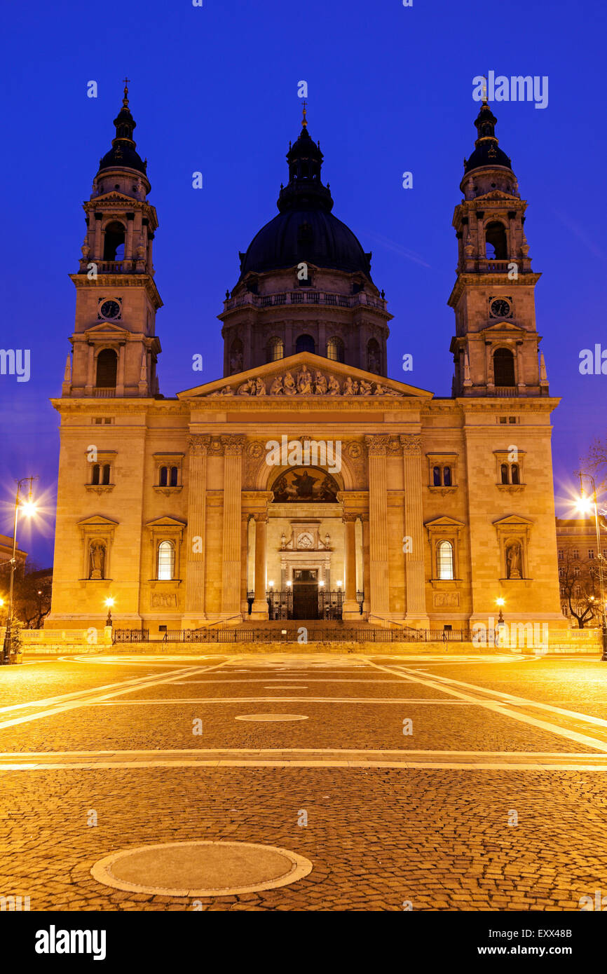 Saint Stephen's Basilica and illuminated square Stock Photo Alamy