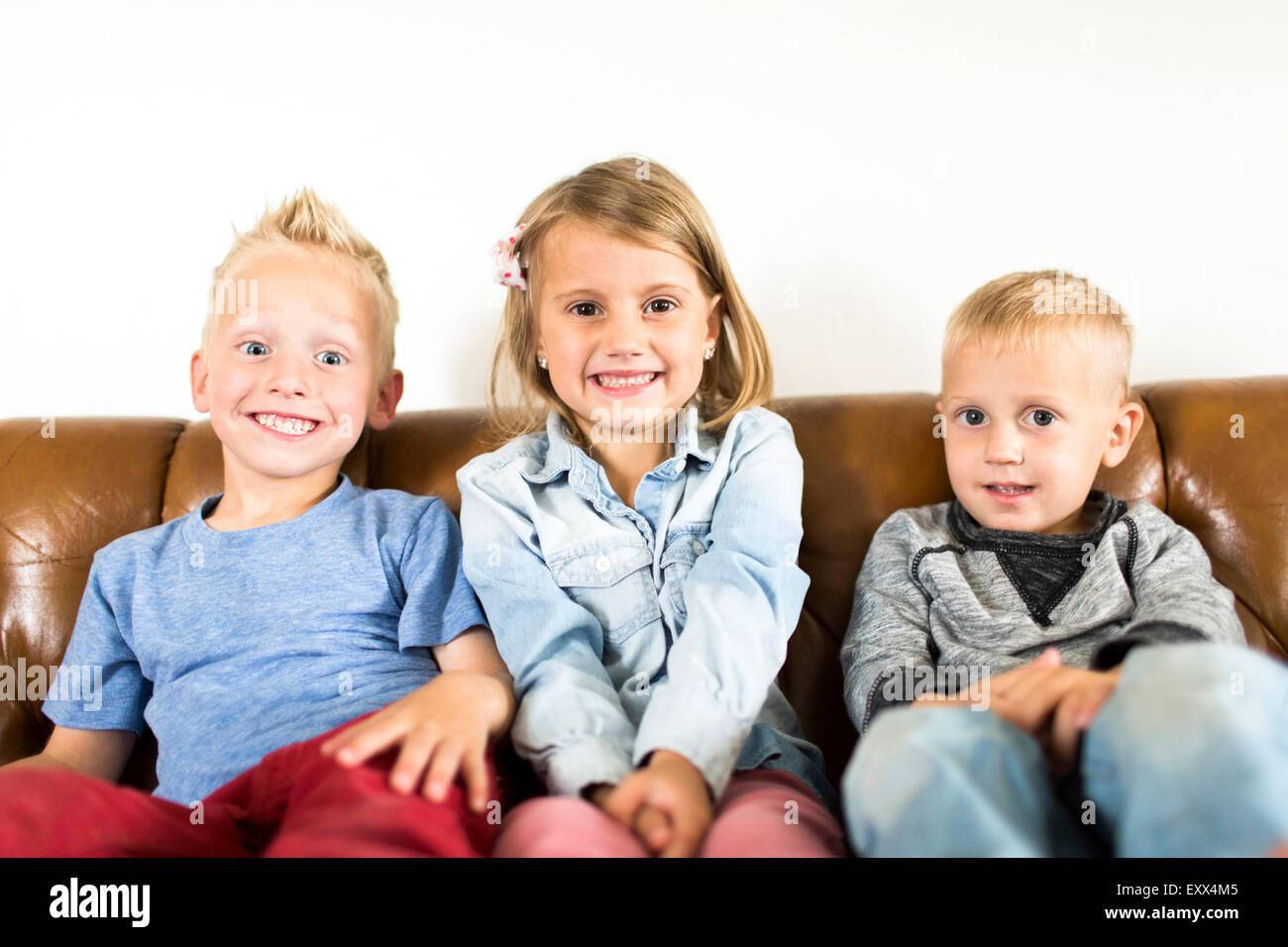 five-friends-sitting-on-couch-hi-res-stock-photography-and-images-alamy