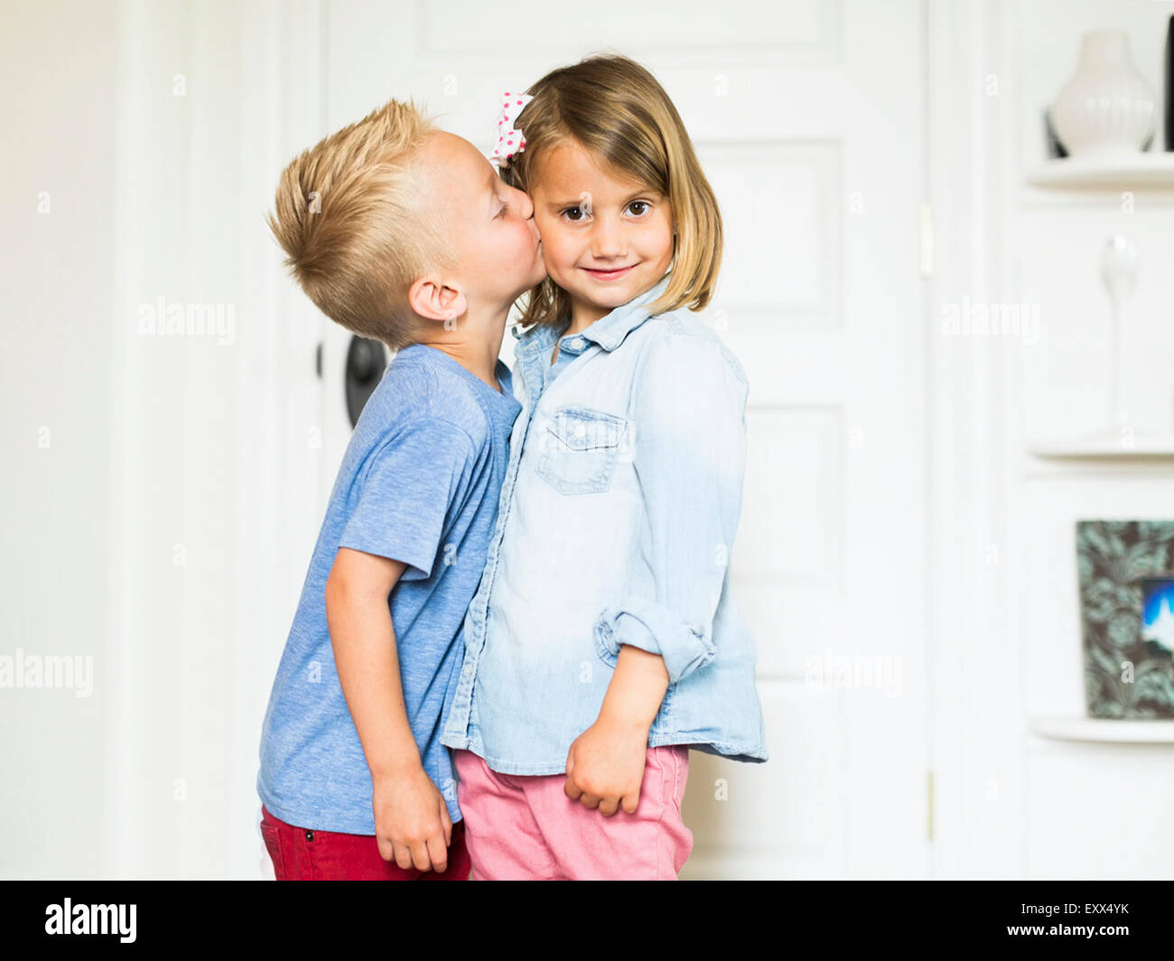 Little boy (4-5) kissing sister (4-5) Stock Photo