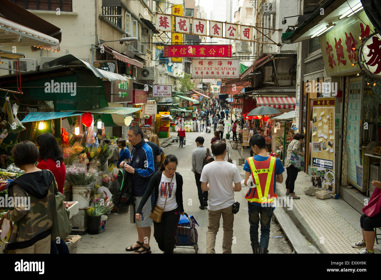 Hong Kong outdoor food market street scene Stock Photo Alamy